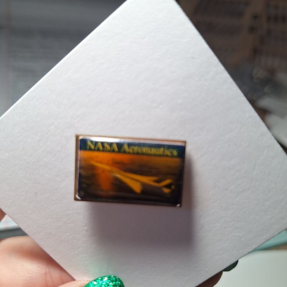 VINTAGE NASA AERONAUTICS SUPERSONIC JET COLLECTIBLE ENAMEL LAPEL PIN AVIATION